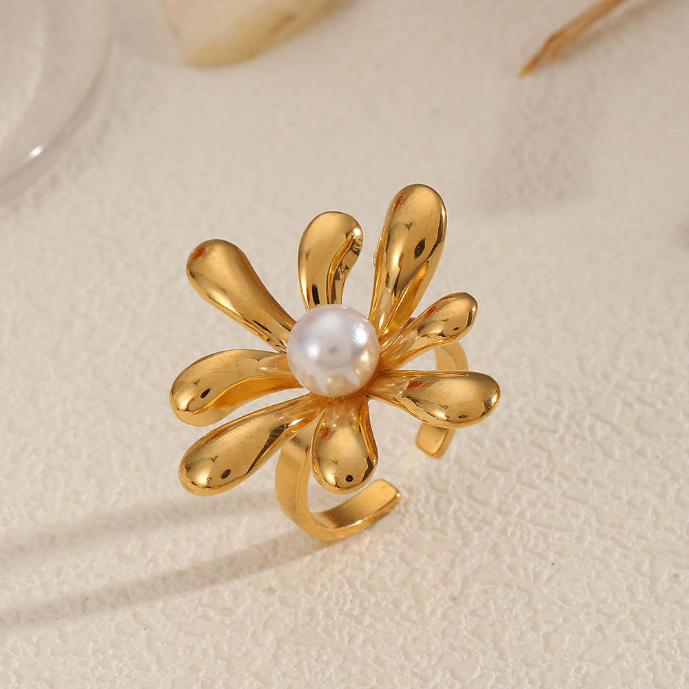 Daisy Pearl Adjustable Ring